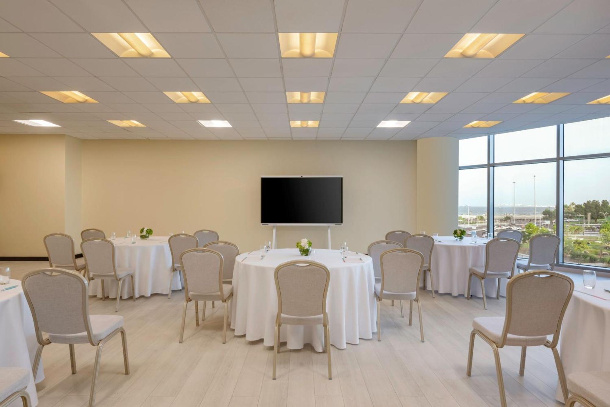 Le Meridien City Center Доха Екстериор снимка